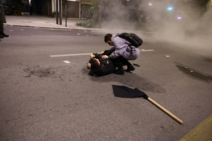 Επεισόδια κατά τη διάρκεια της πορείας που πραγματοποιείται στη μνήμη του Αλέξανδρου Γρηγορόπουλου, στην Αθήνα, το Σάββατο 6 Δεκεμβρίου 2025. Σήμερα, συμπληρώνονται 17 χρόνια από τη δολοφονία του μαθητή Αλέξανδρου Γρηγορόπουλου από τον αστυνομικό Επαμεινώνδα Κορκονέα, το βράδυ της 6ης Δεκεμβρίου του 2008 στα Εξάρχεια