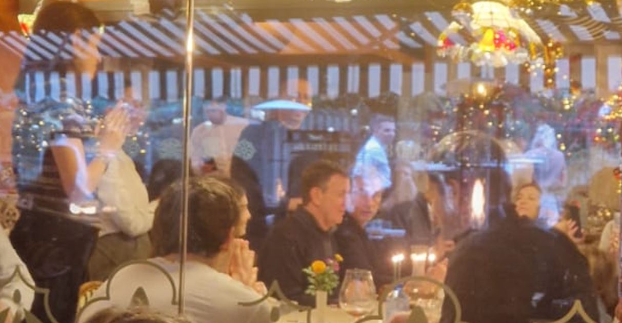 O Βασίλης Καίσαρης σβήνει τα κεράκια για τα γενέθλιά του