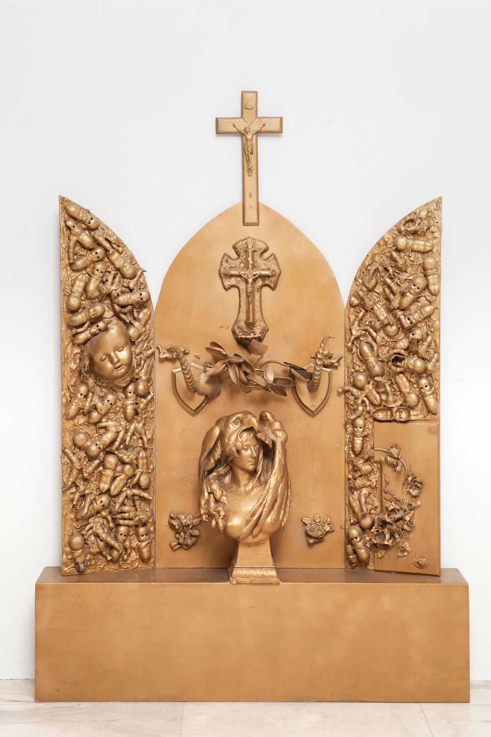 Νίκι ντε Σαιν Φαλ «Χρυσός βωμός», 1962. Δωρεά Νίκι ντε Σαιν Φαλ στο ΜΟΜus-Μουσείο Σύγχρονης Τέχνης