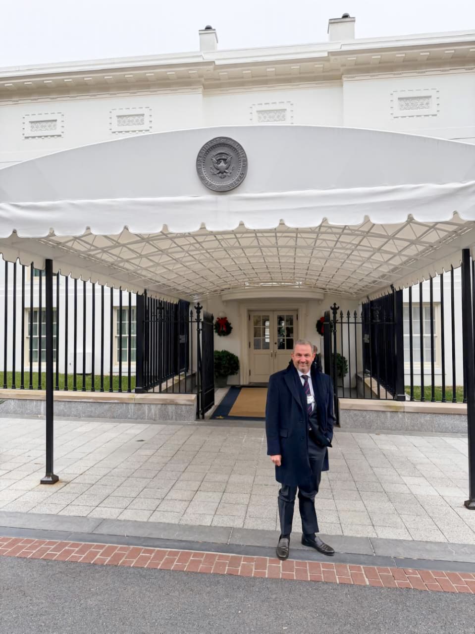 Ο Αλέξανδρος Εξάρχου έξω από τον Λευκό Οίκο