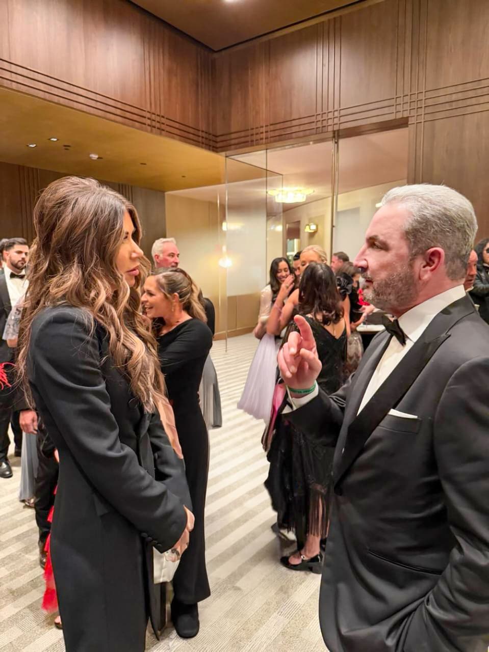 Ο Αλέξανδρος Εξάρχου με την Κρίστι Νόεμ, υπουργός Εσωτερικής Ασφάλειας (Φωτογραφία Hellas Journal)