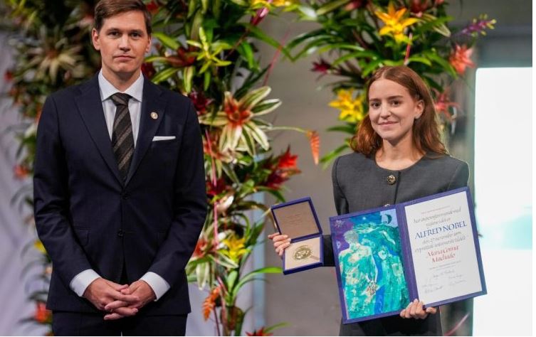 Η κόρη της βραβευμένης με το Νόμπελ Ειρήνης Μαρίας Ματσάδο δέχεται το βραβείο εκ μέρους της μητέρας της