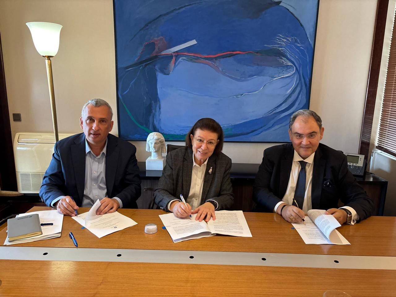 Η υπουργός Πολιτισμού Λίνα Μενδώνη, με τον πρόεδρο του Εθνικού Ιδρύματος Ερευνών Δημοσθένη Σαρηγιάννη και τον πρόεδρο του ΔΣ και διευθυντή Εθνικού Κέντρου Έρευνας Φυσικών Επιστημών «Δημόκριτος» Ευάγγελο Καρκαλέτση