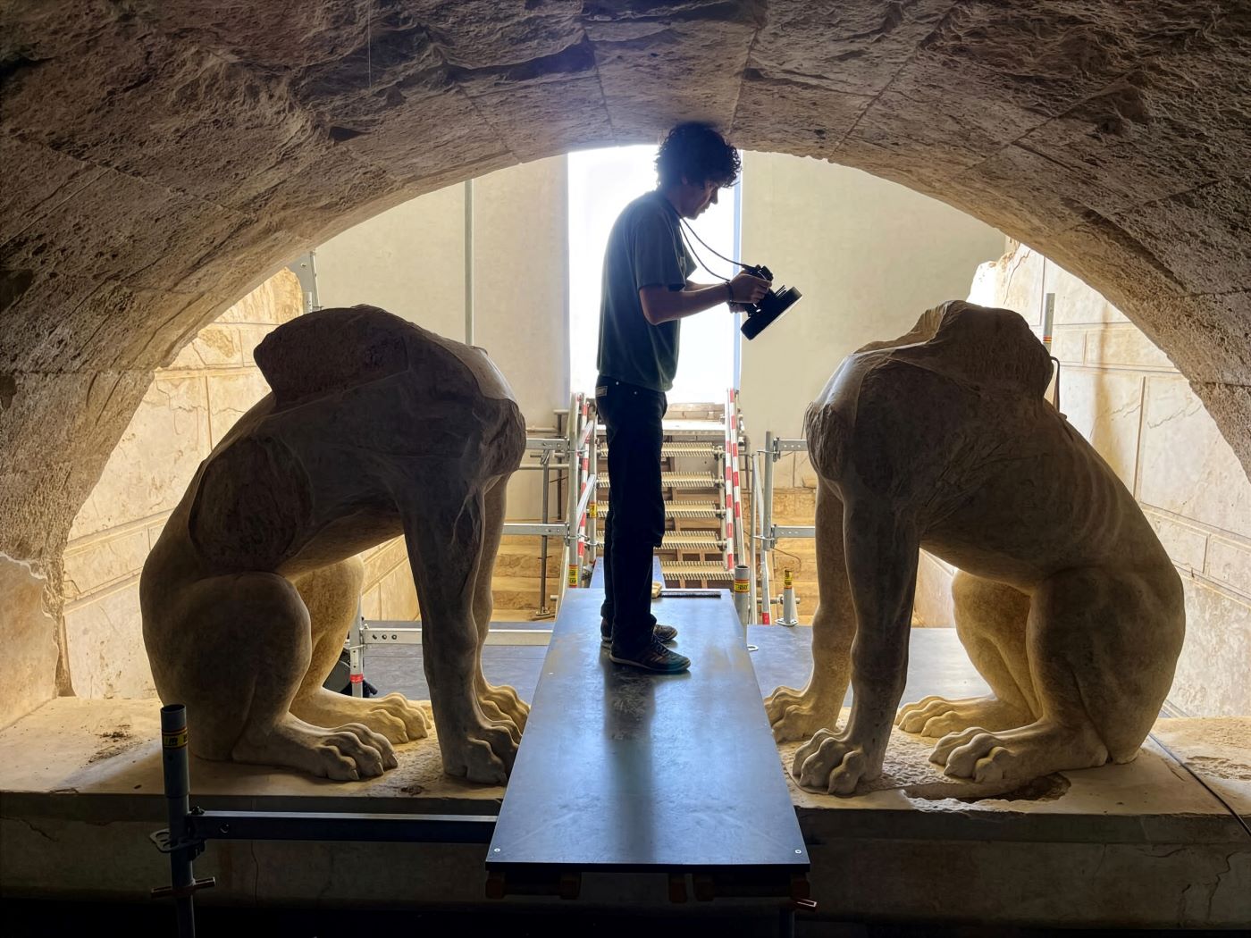 Τύμβος Καστά, ταφικό μνημείο, πρόσοψη με Σφίγγες. Φωτογραμμετρική αποτύπωση των γλυπτών από την ομάδα του Ιδρύματος Factum Arte (Μαδρίτη)