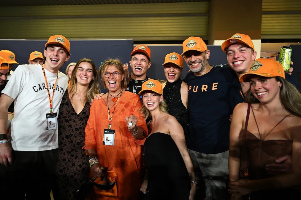 Ο πρωταθλητής που έτρεξε στην αγκαλιά της μαμάς του, μόλις πήρε τον τίτλο.