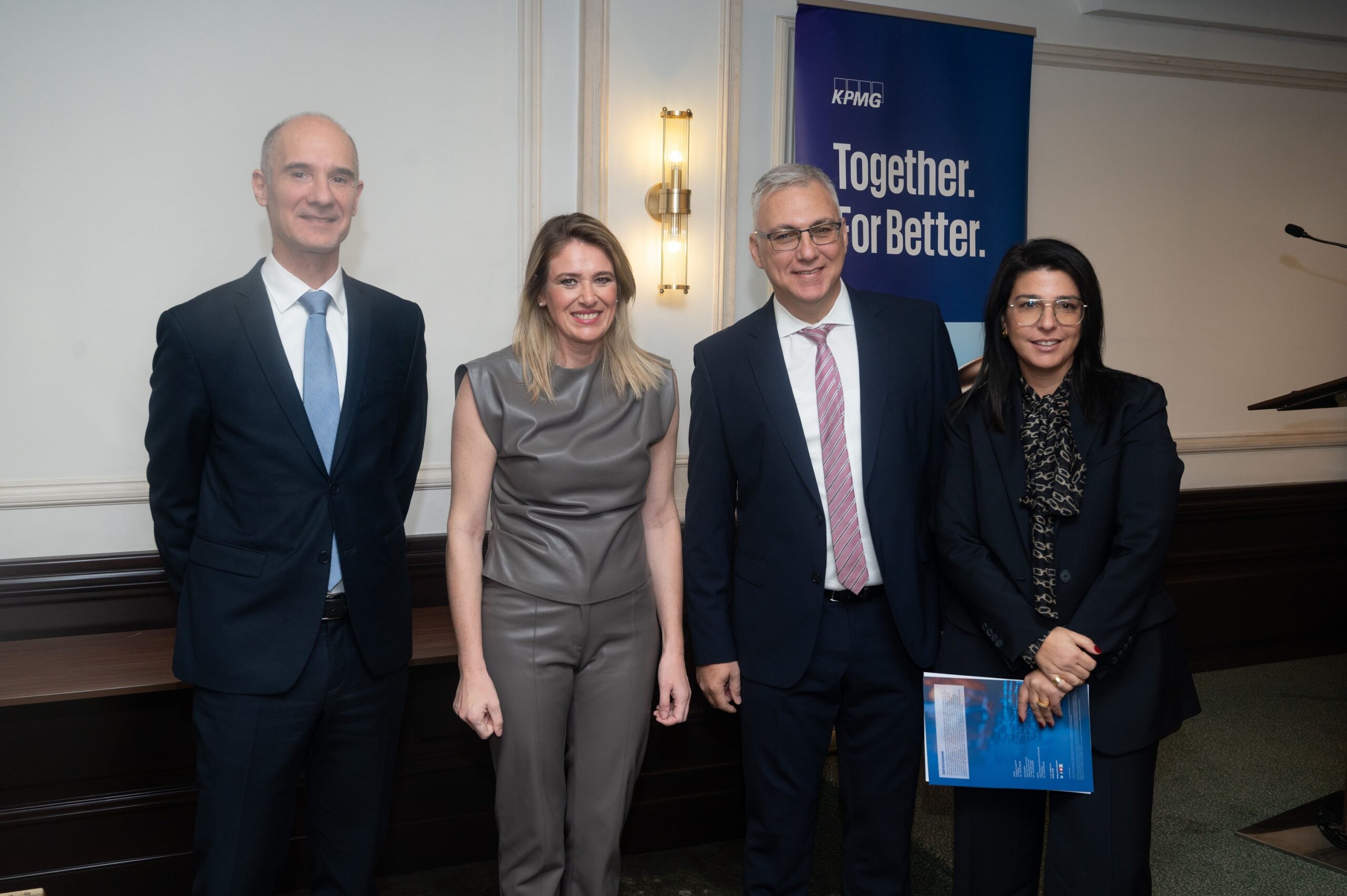 Από αριστερά προς τα δεξιά: Κωνσταντίνος Δήμος, Partner, Advisory, KPMG στην Ελλάδα, Άννα Ευθυμίου, Υφυπουργός Εργασίας και Κοινωνικής Ασφάλισης, Φίλιππος Κάσσος, Partner, Audit, Insurance Services και Βασιλική Σκέλλα, Director, Actuarial & Insurance Services, KPMG στην Ελλάδα.