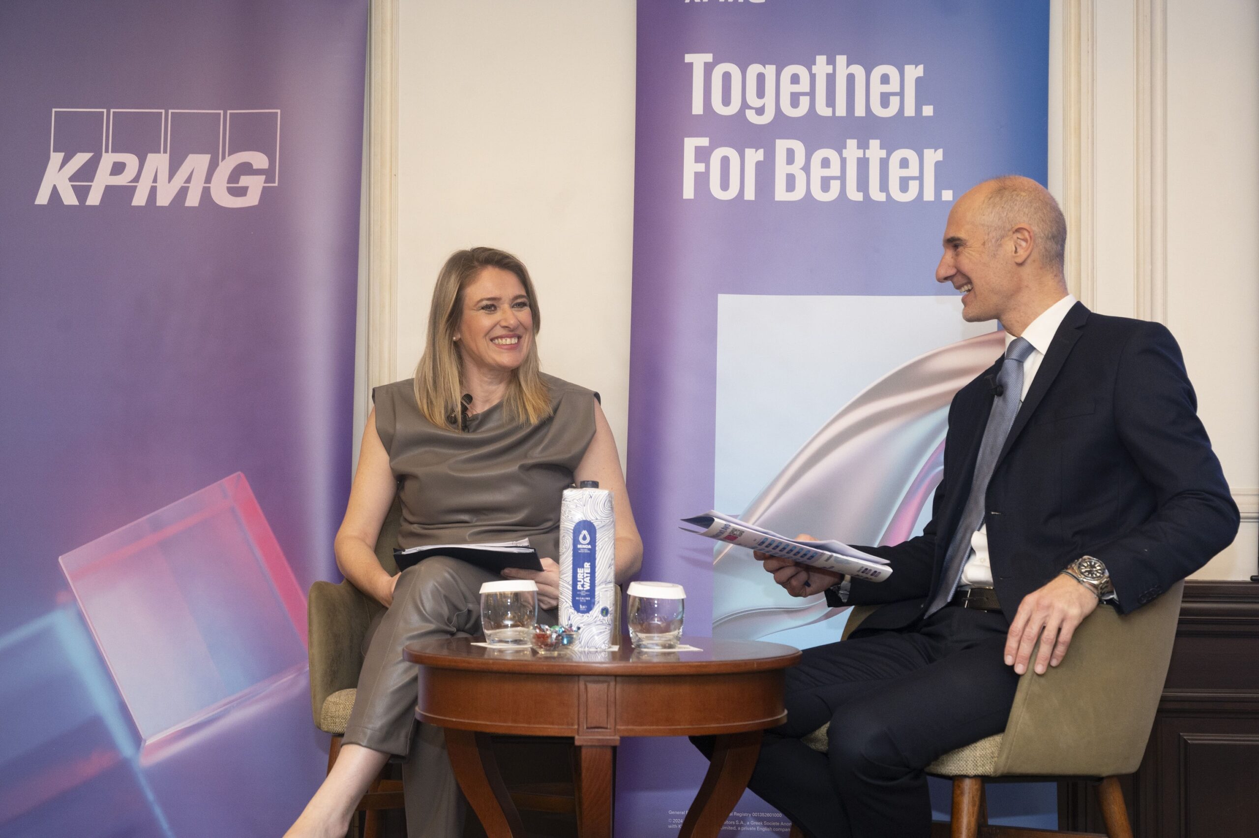 H Υφυπουργός Άννα Ευθυμίου, συνομιλεί με τον Κωνσταντίνο Δήμο