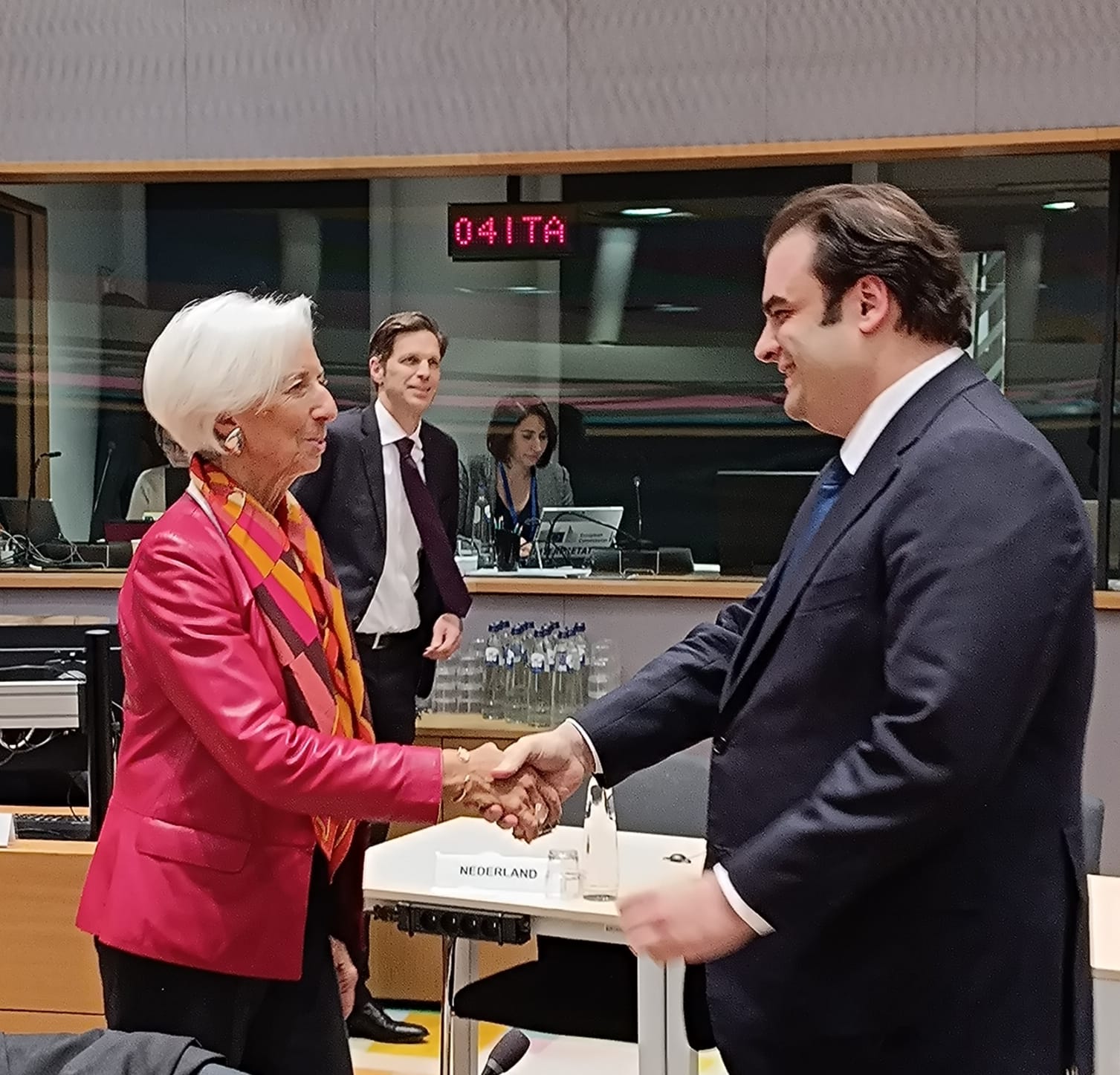 Ο υπουργός Οικονομικών Κυριάκος Πιερρακάκης λίγο πριν την κρίσιμη ψηφοφορία για την προεδρία του Eurogroup συνομιλεί με την πρόεδρος της Ευρωπαϊκής Κεντρικής Τράπεζας (ΕΚΤ), Κριστίν Λαγκάρντ