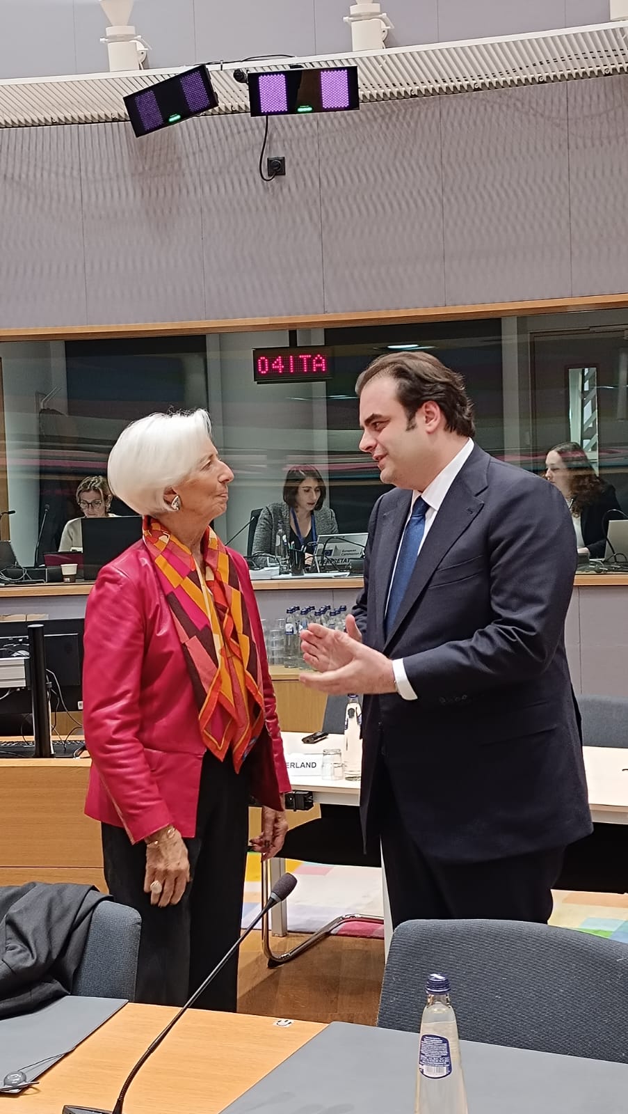Ο υπουργός Οικονομικών Κυριάκος Πιερρακάκης λίγο πριν την κρίσιμη ψηφοφορία για την προεδρία του Eurogroup συνομιλεί με την πρόεδρος της Ευρωπαϊκής Κεντρικής Τράπεζας (ΕΚΤ), Κριστίν Λαγκάρντ