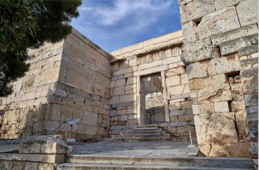 Η Πύλη Beulé με τους δύο πύργους