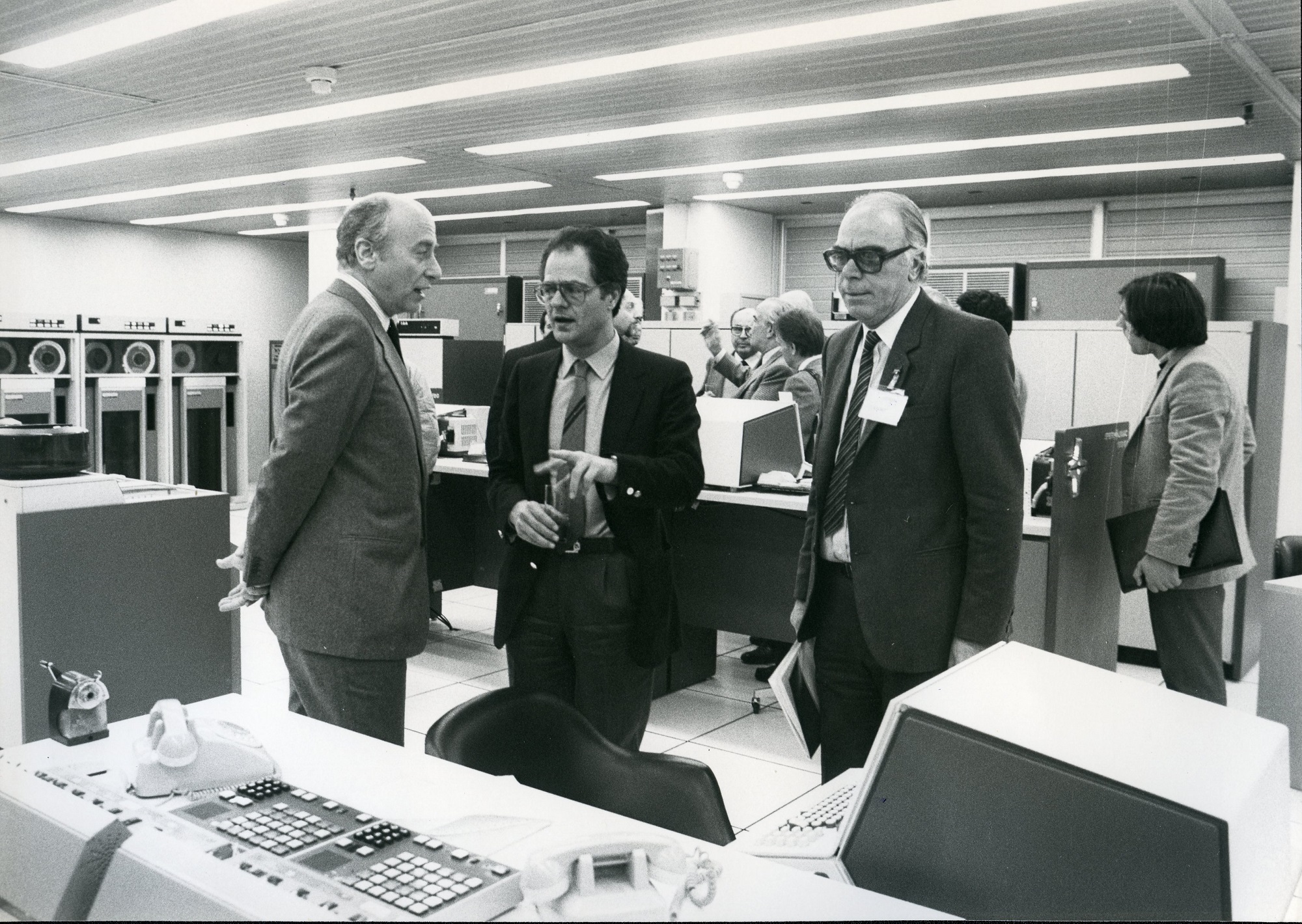 &Sigma;&tau;&iota;&gamma;&mu;&iota;ό&tau;&upsilon;&pi;&omicron; &alpha;&pi;ό &tau;&eta;&nu; &epsilon;&pi;ί&sigma;&kappa;&epsilon;&psi;&eta; &tau;&omicron;&upsilon; &Gamma;&iota;ά&nu;&nu;&eta; &Kappa;&omega;&sigma;&tau;ό&pi;&omicron;&upsilon;&lambda;&omicron;&upsilon; &sigma;&tau;&omicron; &Mu;&eta;&chi;&alpha;&nu;&omicron;&gamma;&rho;&alpha;&phi;&iota;&kappa;ό &Kappa;έ&nu;&tau;&rho;&omicron; &tau;&eta;&sigmaf; &Tau;&rho;ά&pi;&epsilon;&zeta;&alpha;&sigmaf;, 1984