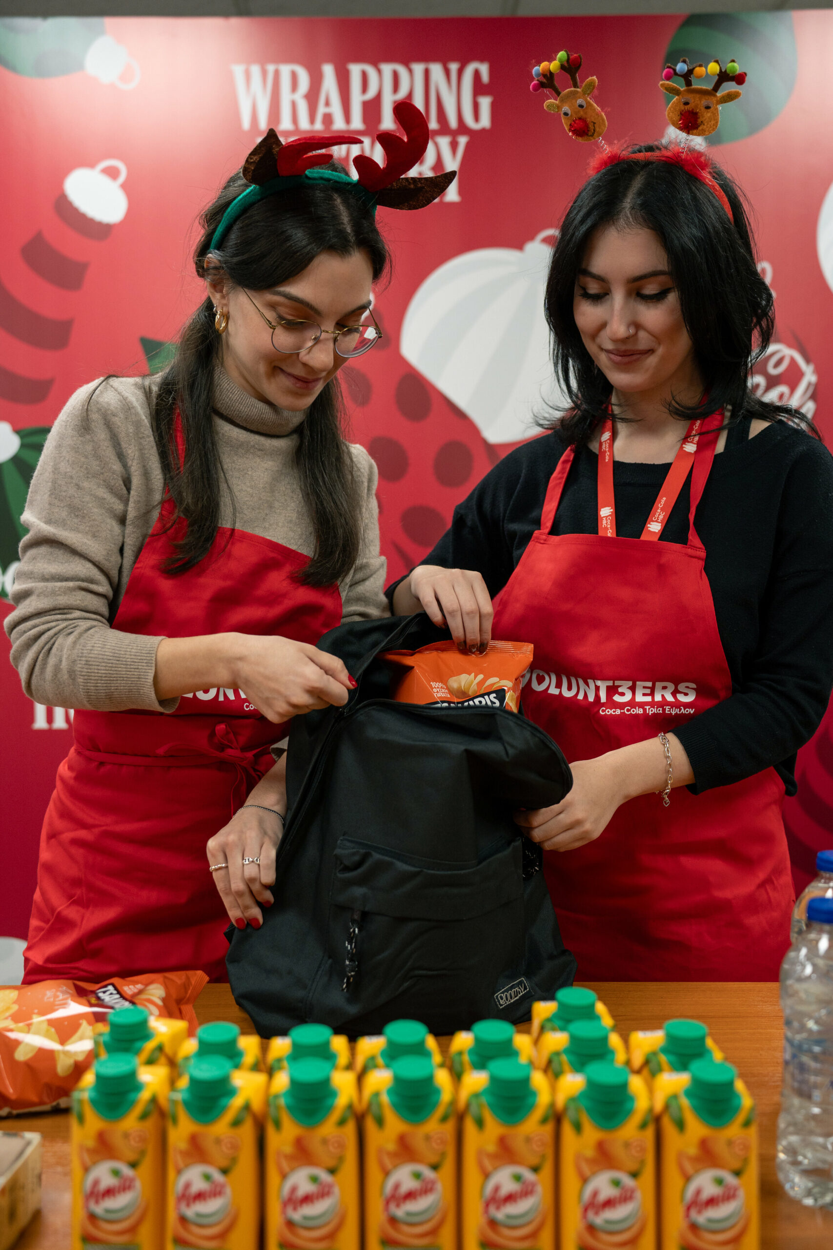 Η Coca-Cola Τρία Έψιλον μοιράζει χαμόγελα και ζεστασιά αυτά τα Χριστούγεννα