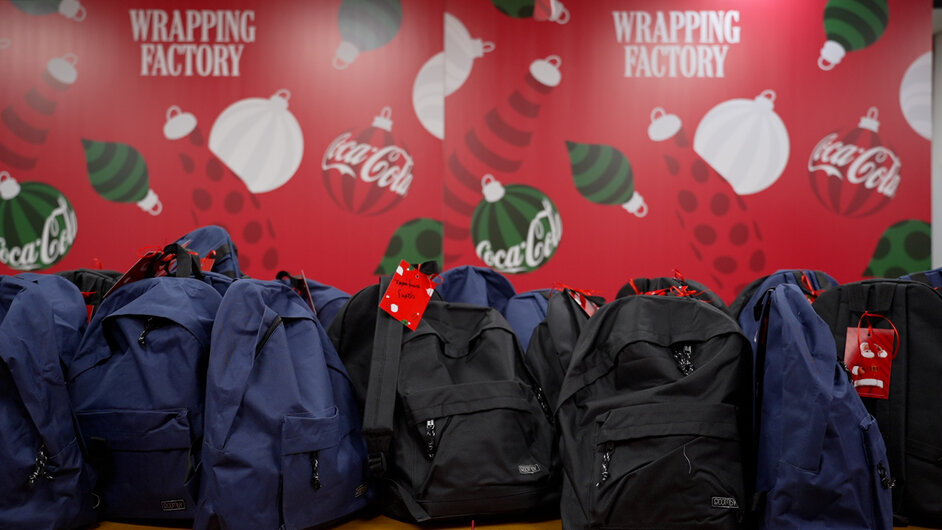 Η Coca-Cola Τρία Έψιλον μοιράζει χαμόγελα και ζεστασιά αυτά τα Χριστούγεννα