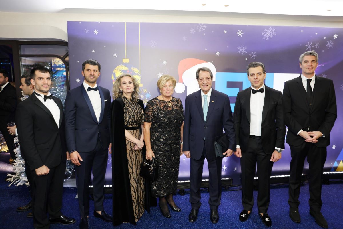 Από αριστερά: Παύλος Ευθυμίου, Γεν. Διευθυντής & Ταμίας Ε.ΕΝ.Ε., Θωμάς Αποστολίδης - Γεν. Γραμματέας Ε.ΕΝ.Ε, Σοφία Κουνενάκη - Εφραίμογλου- Αντιπρόεδρος Ε.ΕΝ.Ε., Άντρη & Νίκος Αναστασιάδης, Πρώην Πρόεδρος της Κυπριακής Δημοκρατίας με τη σύζυγό του, Βασίλης Αποστολόπουλος, Επίτιμος Πρόεδρος Ε.ΕΝ.Ε., Αλέξανδρος Αγγελόπουλος - Αντιπρόεδρος Ε.ΕΝ.Ε.