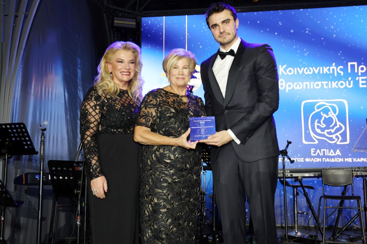 Η Νούλη Μανώλη, Αντιπρόεδρος Συλλόγου «ΕΛΠΙΔΑ» και ο Ανδρέας Βαρδινογιάννης με το Βραβείο «Κοινωνικής Προσφοράς & Ανθρωπιστικού Έργου» που απονεμήθηκε στην «ΕΛΠΙΔΑ» από την Άντρη Αναστασιάδη