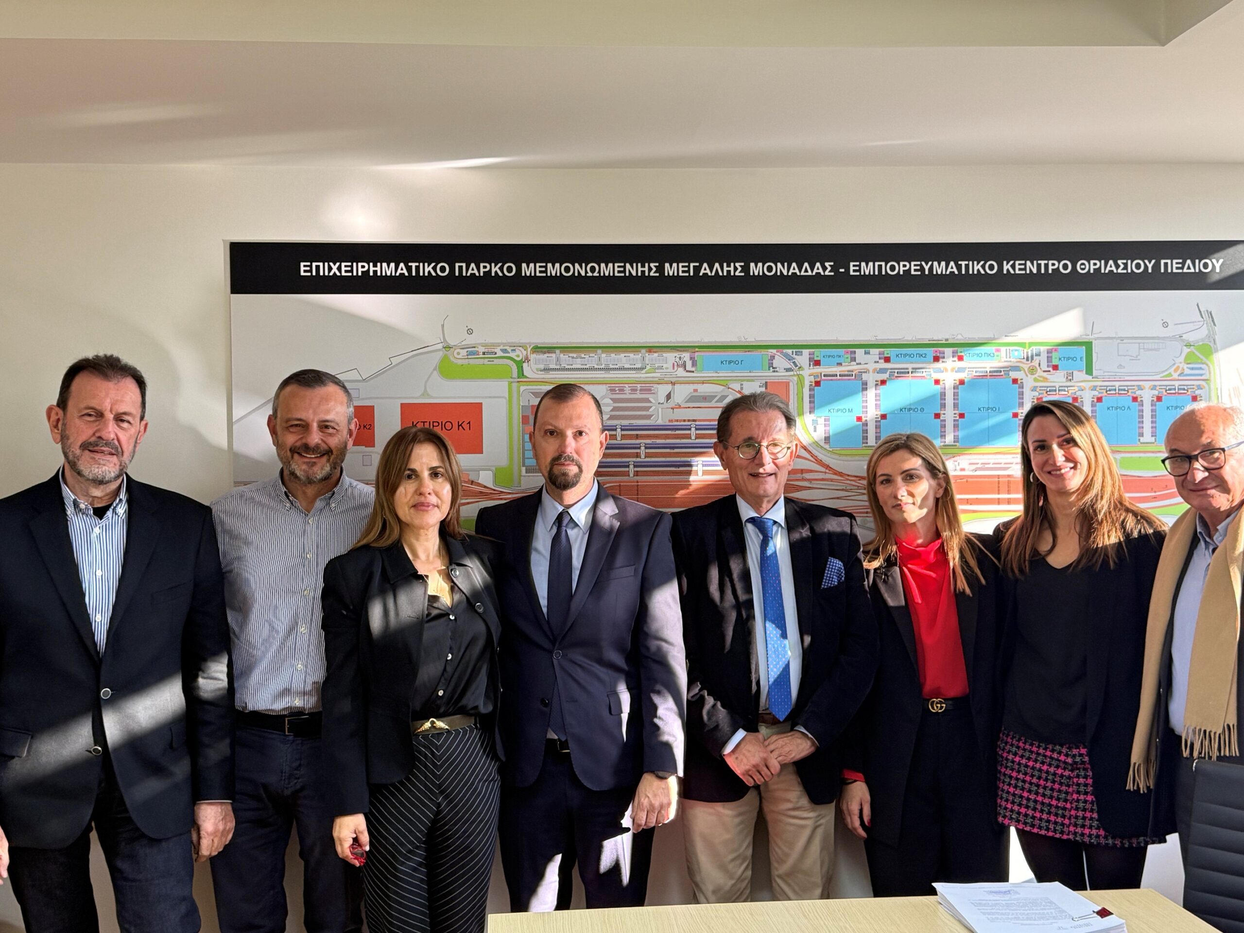 Στιγμιότυπο από την υπογραφή της σύμβασης ΘΕΚ και ΤΕΚΑΛ για το πρώτο Logistics Park στην Ελλάδα