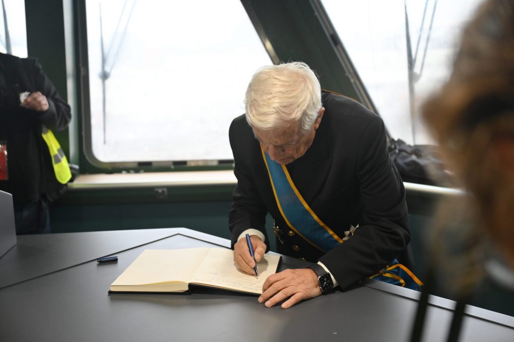 O Υποναύαρχος ε.τ. και Πρόεδρος του Ιδρύματος Αικατερίνης Λασκαρίδη, Πάνος Λασκαρίδης υπογράφει την αναδοχή της φρεγάτας FDI Belharra «ΚΙΜΩΝ»