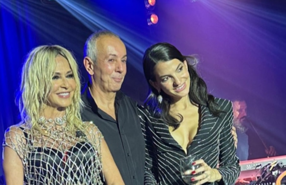 Ο Γιάννης Κούστας ανάμεσα στη Δήμητρα Κούστα και την Άννα Βίσση