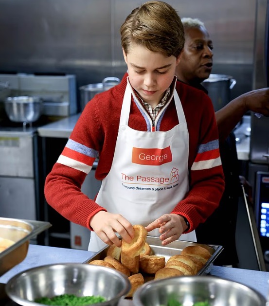 Ο πρίγκιπας Τζορτζ ετοιμάζει χριστουγεννιάτικο γεύμα για τους αστεγους