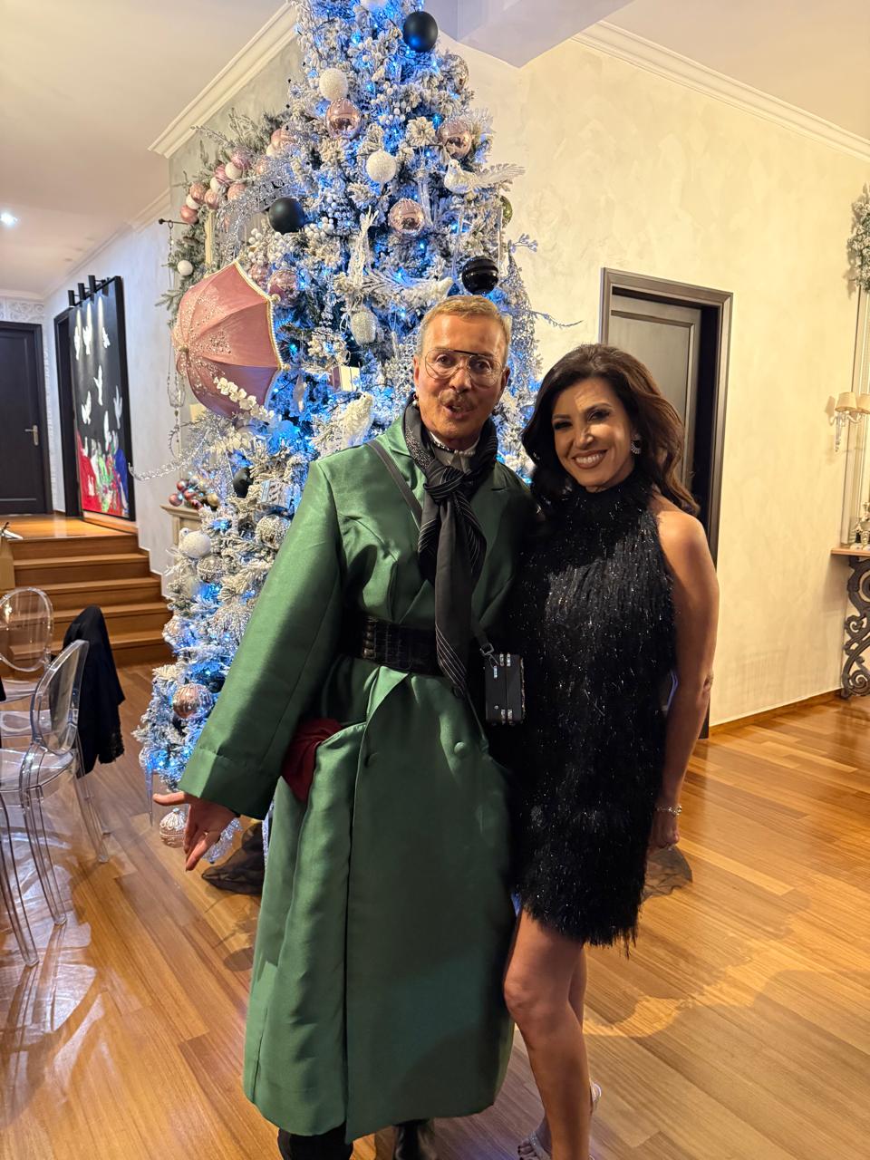 Λάκης Γαβαλάς μπροστά στο δέντρο με την Αγγελική Αγγελίδη