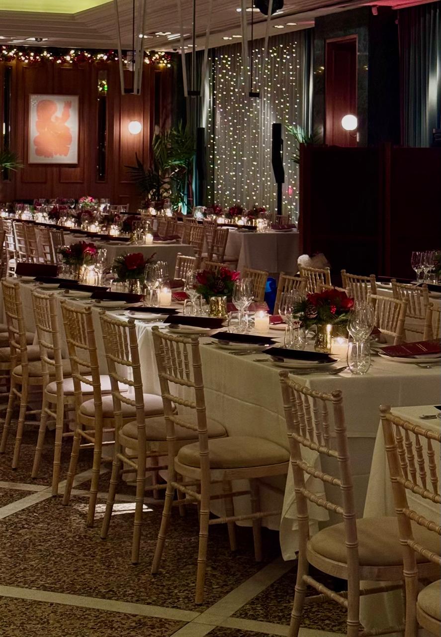 Το Athenee έχει ντυθεί εορταστικά