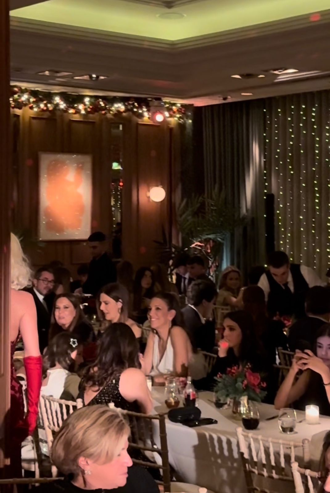 Έλενα Μπαρμπαλιά Σαρακάκη, Φαίη Μπαρμπαλιά Μάνεση, Εβελινα Πετράκη-Μαυρίδη. Κάτω διακρίνεται η κυρία Αντρη Αναστασιάδη, σύζυγος του πρώην Προέδρου της Κύπρου Νίκου Αναστασιάδη