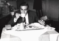 Ο Έντμοντ Τζ. Σάφρα, σε ηλικία 16 ετών, τρώγοντας πρωινό στη Γενεύη το 1948 (Ίδρυμα Edmond J. Safra)