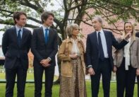 Η οικογένεια Arnault, από αριστερά προς τα δεξιά: Alexandre, Frederic, Jean, Helene Mercier, Bernard, Delphine και Antoine. φωτογραφία Bloomberg