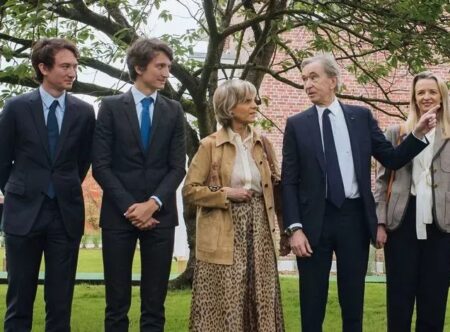 Η οικογένεια Arnault, από αριστερά προς τα δεξιά: Alexandre, Frederic, Jean, Helene Mercier, Bernard, Delphine και Antoine. φωτογραφία Bloomberg