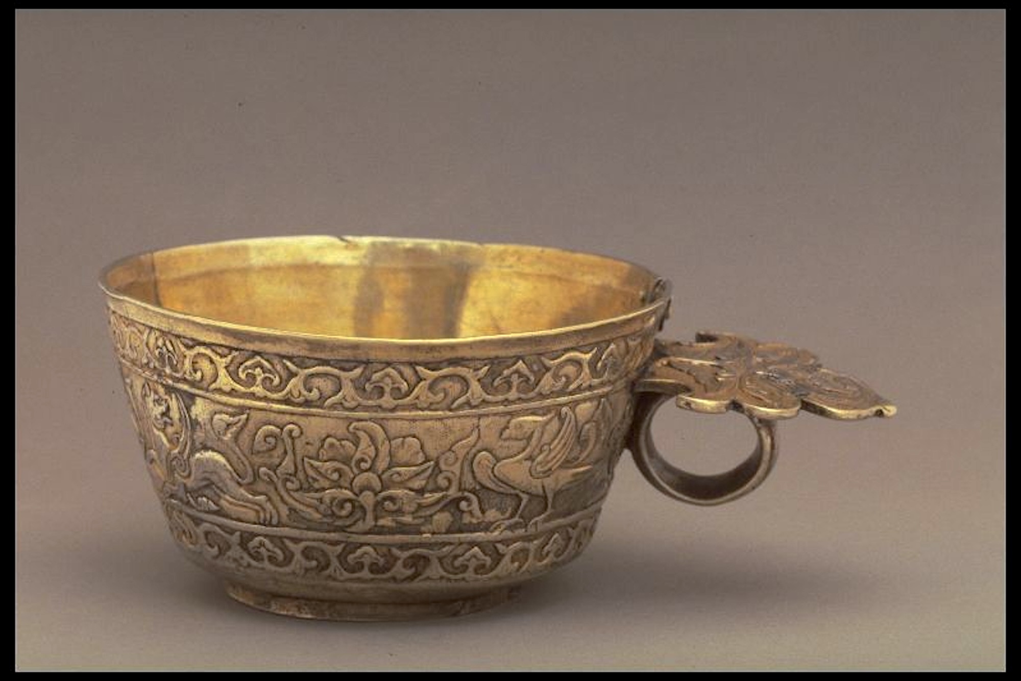 Ασημένια επιχρυσωμένη κούπα με σασανιδικής έμπνευσης φυτικά μοτίβα και κινεζικό φοίνικα (feng huang). Βυζάντιο, 10ος αιώνας, από τo Gotland, Σουηδικό Ιστορικό Μουσείο, Στοκχόλμη.Πηγή: artofthemiddleages.com