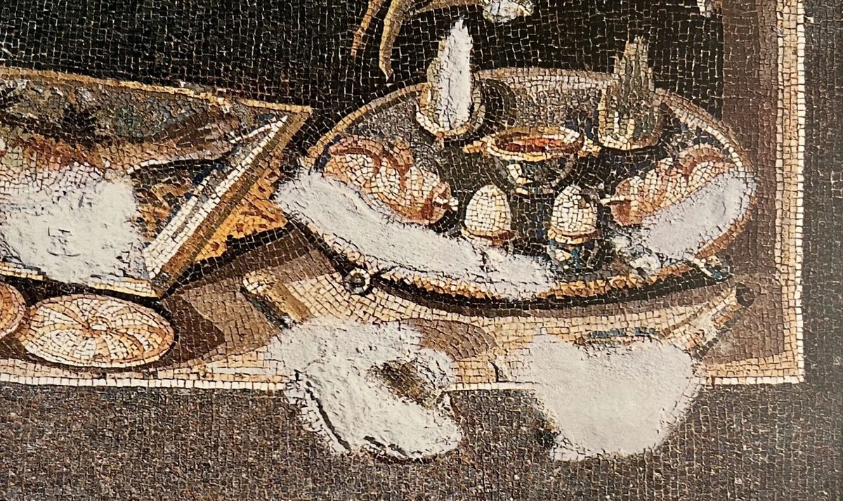 Ψηφιδωτό δάπεδο με παράσταση στρωμένου τραπεζιού, από τη Δάφνη της Αντιόχειας, 3ος αι. μ.Χ. Hatay Archaeological Museum, Antakya, 937. Photo: Dick Osseman (από τον κατάλογο Heaven and Earth. Art of Byzantium from Greek Collections, επιμ. A. Drandaki, D. Papanikola-Bakirtzi, A. Tourta, Αθήνα 2013)