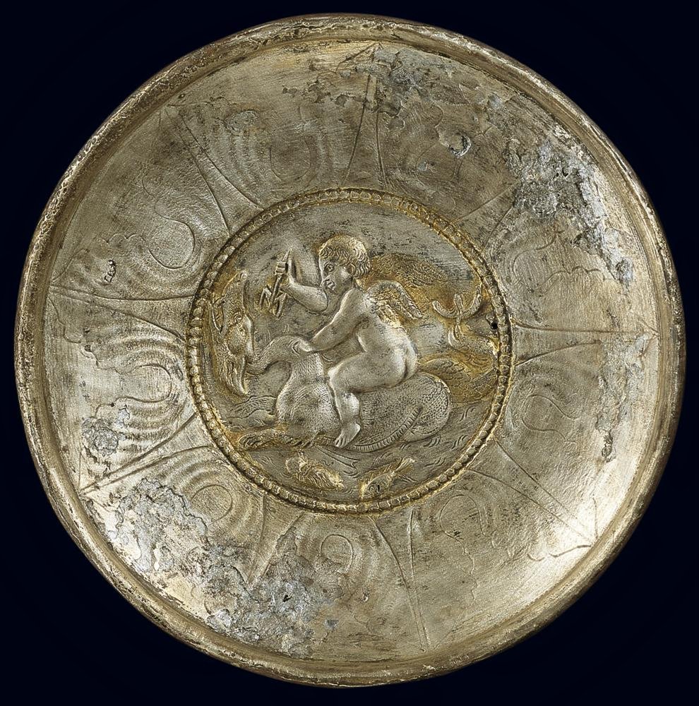 Ασημένιο πιάτο με ερωτιδέα πάνω σε δελφίνι. 6ος-7ος αιώνας, Μουσείο Μπενάκη