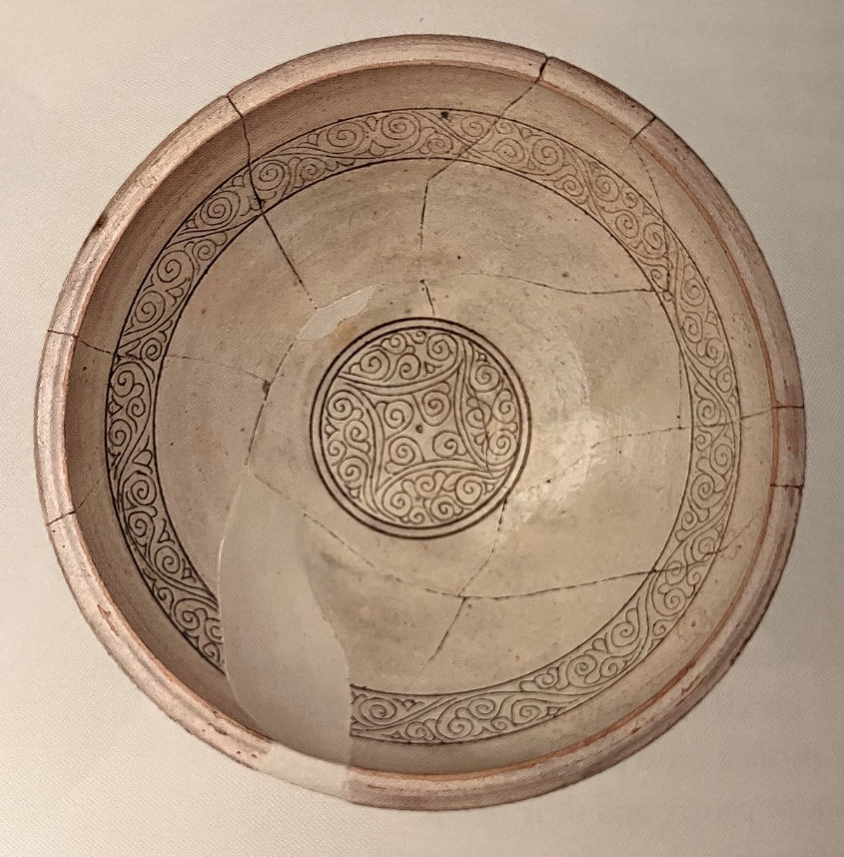 Βυζαντινό εφυαλωμένο κεραμικό σκεύος από την Κόρινθο με λεπτεγχάρακτη διακόσμηση. Με ανάλογα θέματα διακοσμούνται σύγχρονα φατιμιδικά κεραμικά. 12ος αιώνας, Αρχαιολογικό Μουσείο Αρχαίας Κορίνθου. (Aπό τον κατάλογο Heaven and Earth. Art of Byzantium from Greek Collections, επιμ. A. Drandaki, D. Papanikola-Bakirtzi, A. Tourta), Αθήνα 2013)