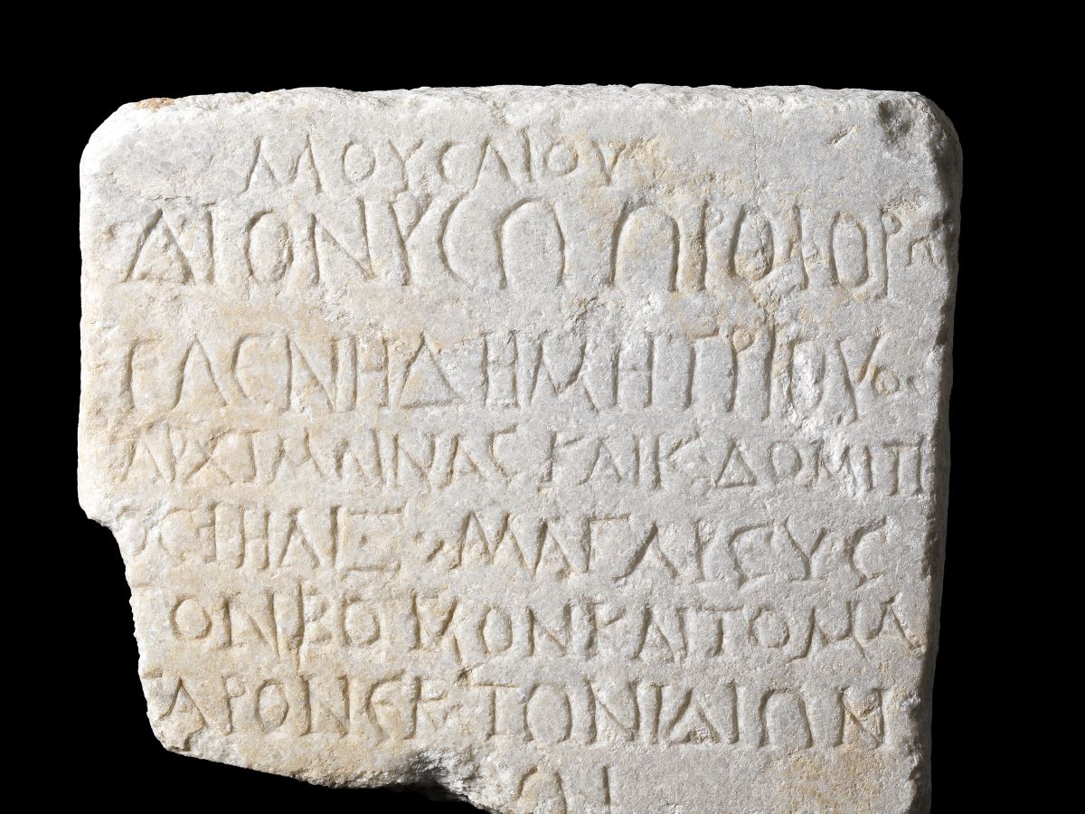 Μαρμάρινη επιγραφή με αναφορά στον θεό Διόνυσο Ωροφόρο που φέρνει τις εποχές του έτους, Θεσσαλονίκη, 3ος αιώνας μ.Χ. 