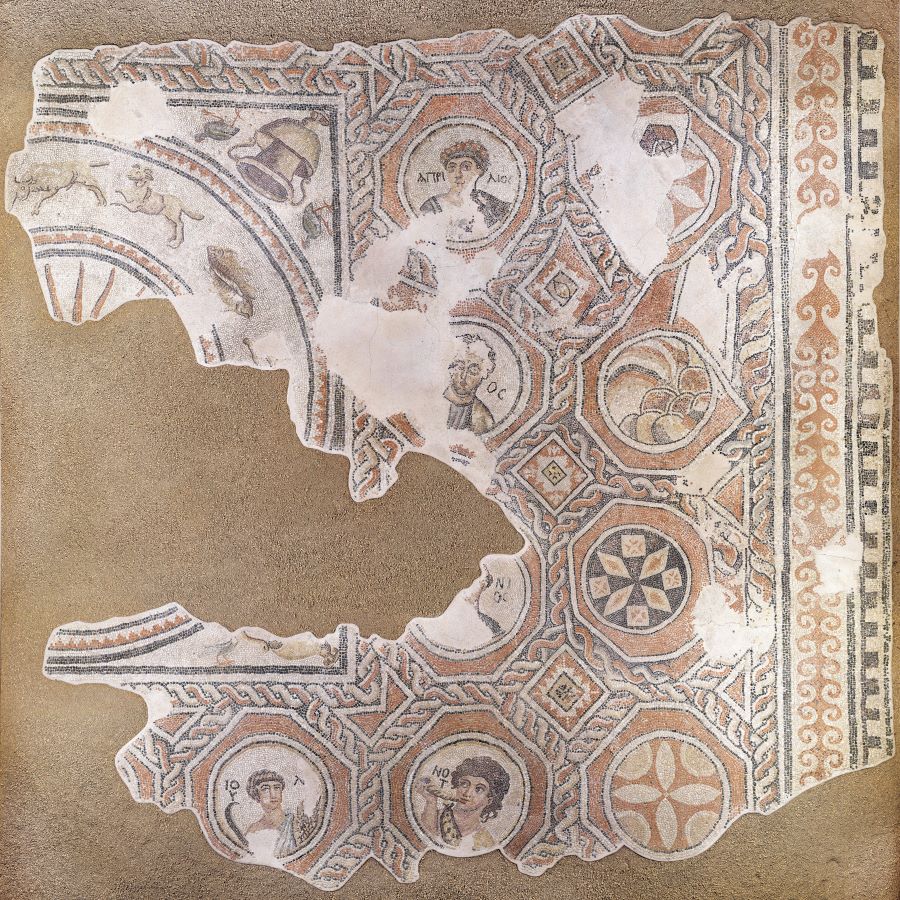 Ψηφιδωτό δάπεδο με προσωποποιήσεις του έτους. Σώζονται ακτίνες του Ήλιου, τα ζώδια Ιχθείς, Κριός, Ταύρος, οι μήνες Απρίλιος, Μάιος, Ιούνιος και ο Νότιος άνεμος, Θεσσαλονίκη, α΄ μισό 5ου αιώνα 