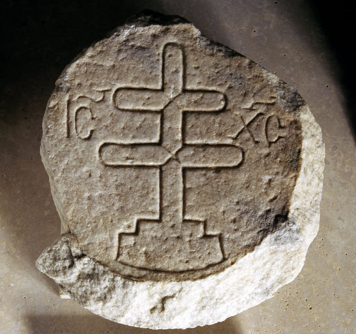 Μαρμάρινη φιάλη αγιασμού με σταυρό Αναστάσεως και την επιγραφή Ι(ησού)ς Χ(ριστό)ς, από ναό μέσα στο Κάστρο του Πλαταμώνα, τέλη 10ου-αρχές 11ου αιώνα 