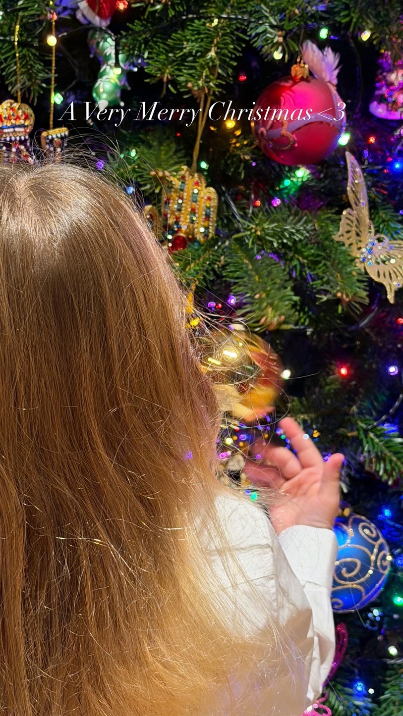 Ο κατάξανθος γιος της μπροστά στο χριστουγεννιάτικο δέντρο