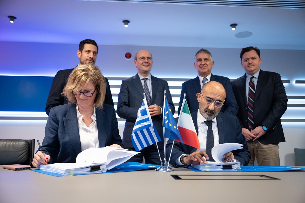 Η Παναγιώτα Κατή, Managing Director της Alstom Greece. και ο CEO της Hellenic Train, Roberto Rinaudo υπογράφουν την ανανεωμένη σύμβαση