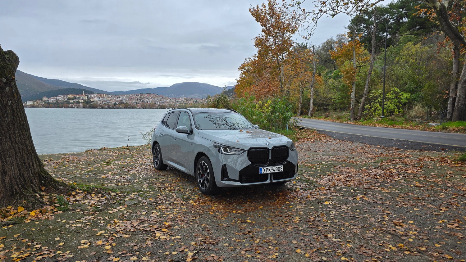 Με φόντο τη λίμνη της Καστοριάς.