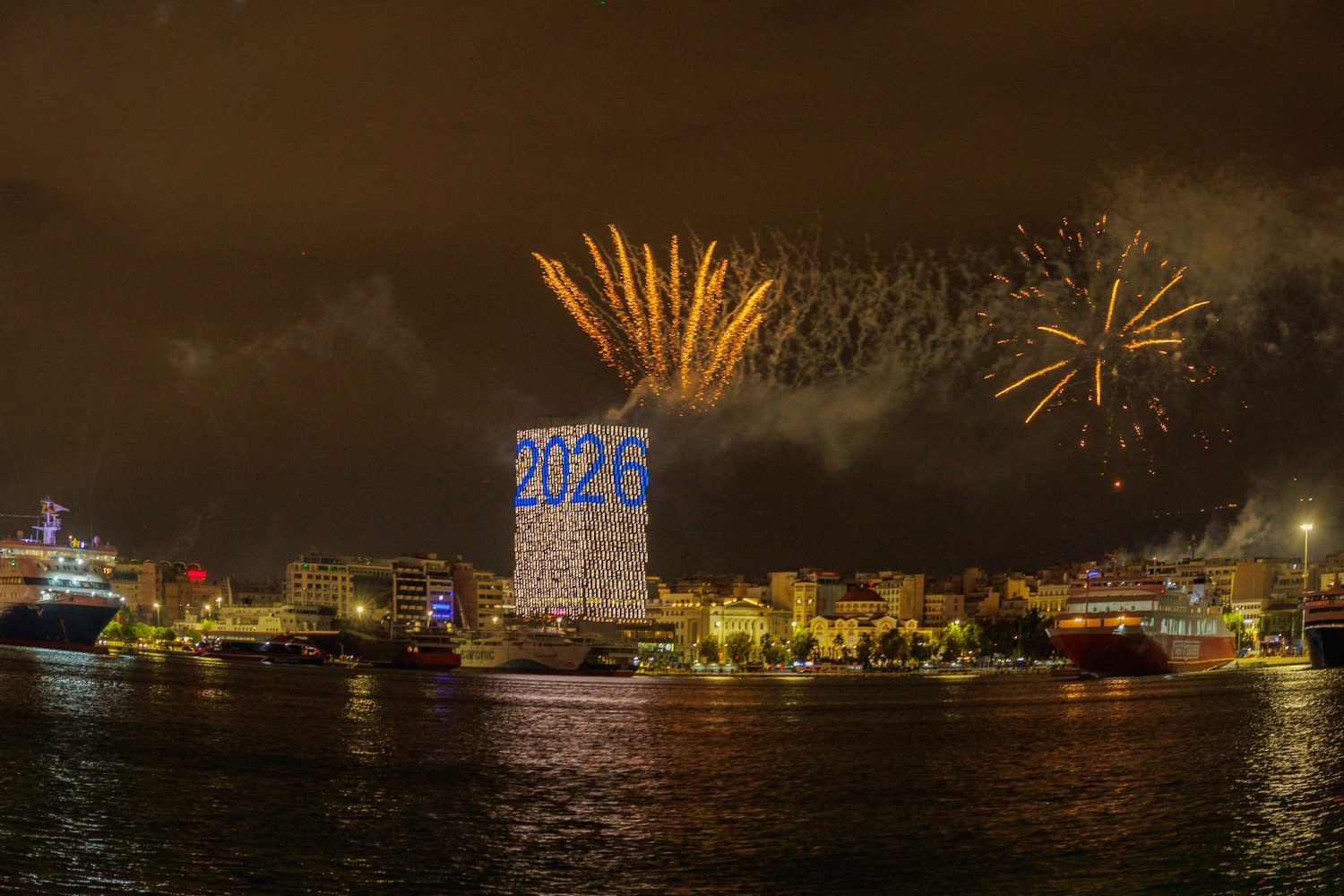 Ο Πειραιάς καλωσόρισε το 2026 με ένα εκθαμβωτικό υπερθέαμα