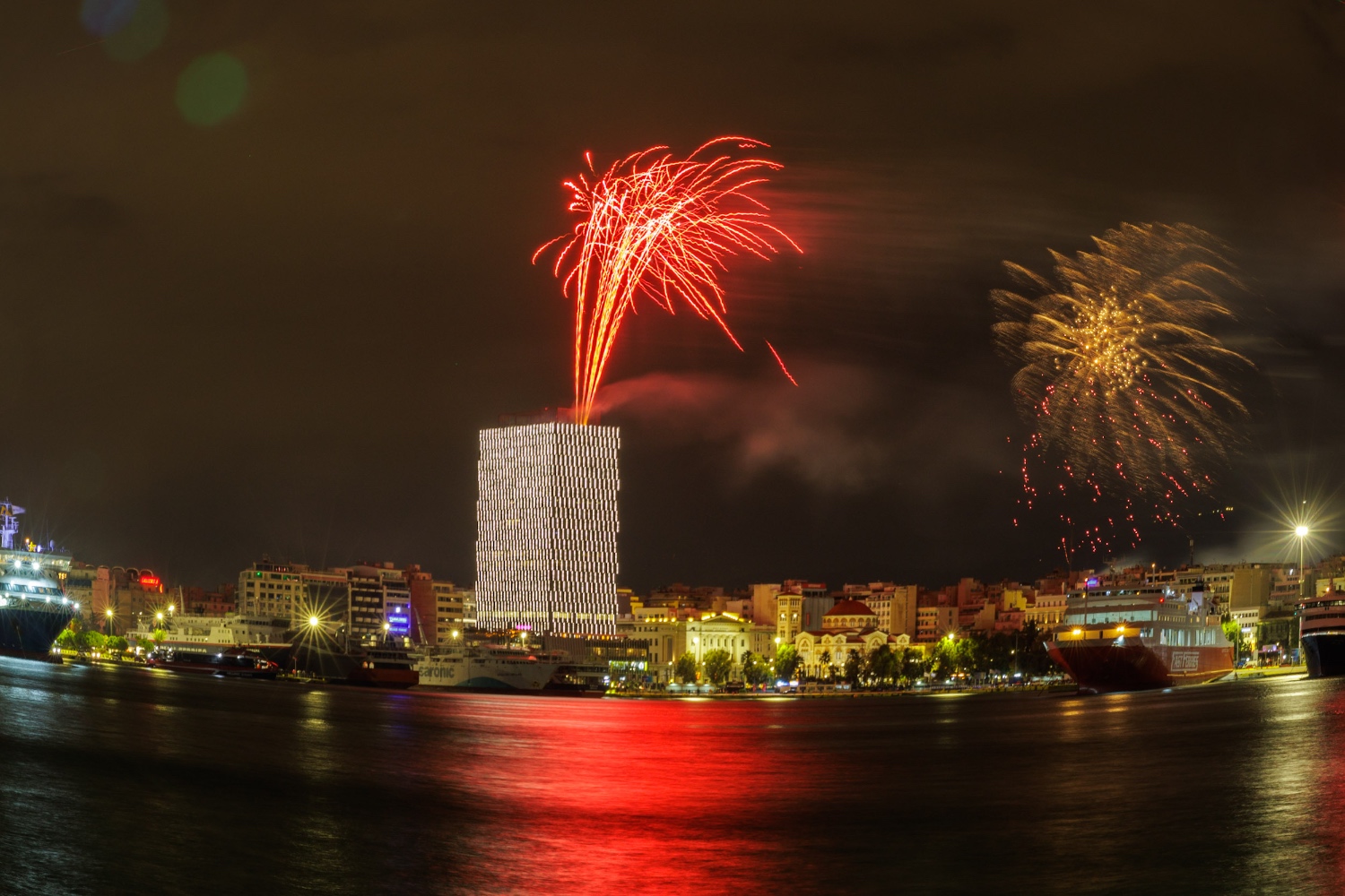 Ο Πειραιάς καλωσόρισε το 2026 με ένα εκθαμβωτικό υπερθέαμα