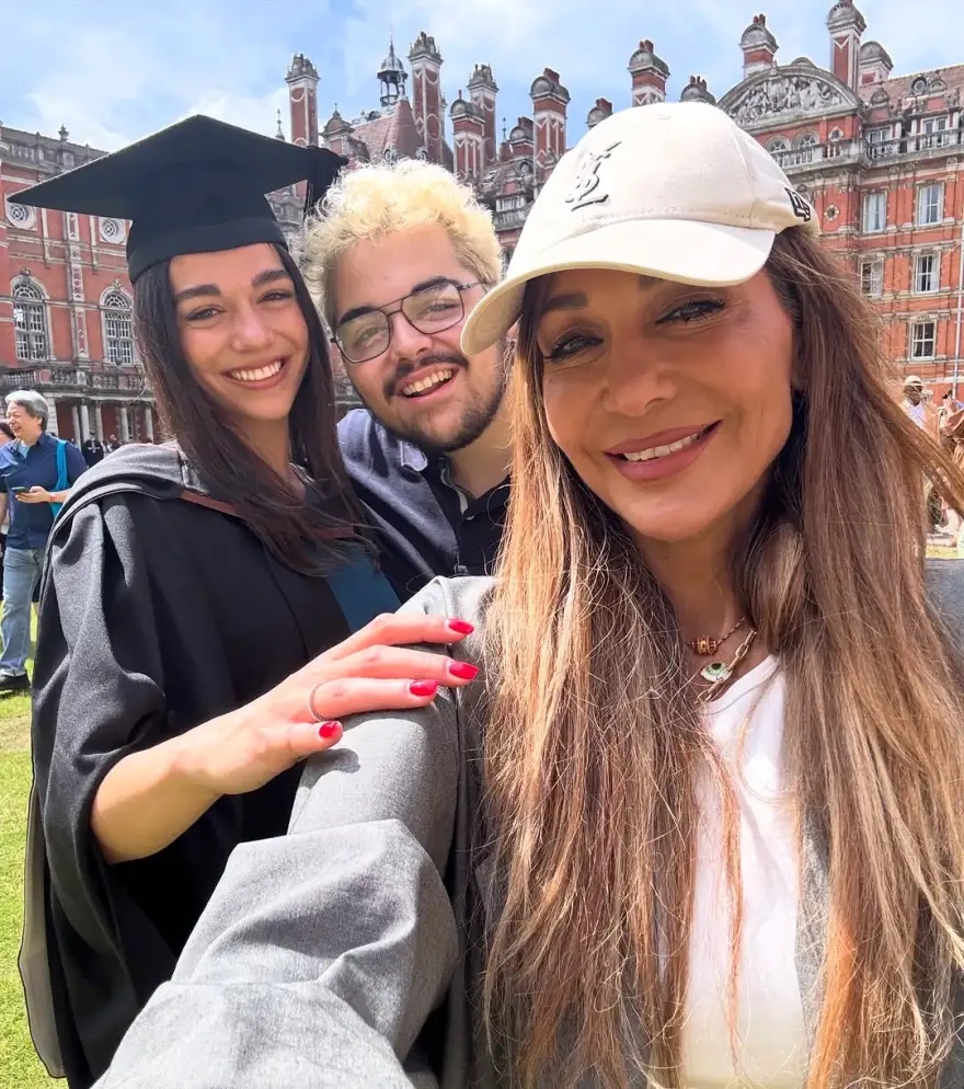 Η Δέσποινα Βανδή με τα παιδιά της, Μελίνα και Γιώργο στο Λονδίνο