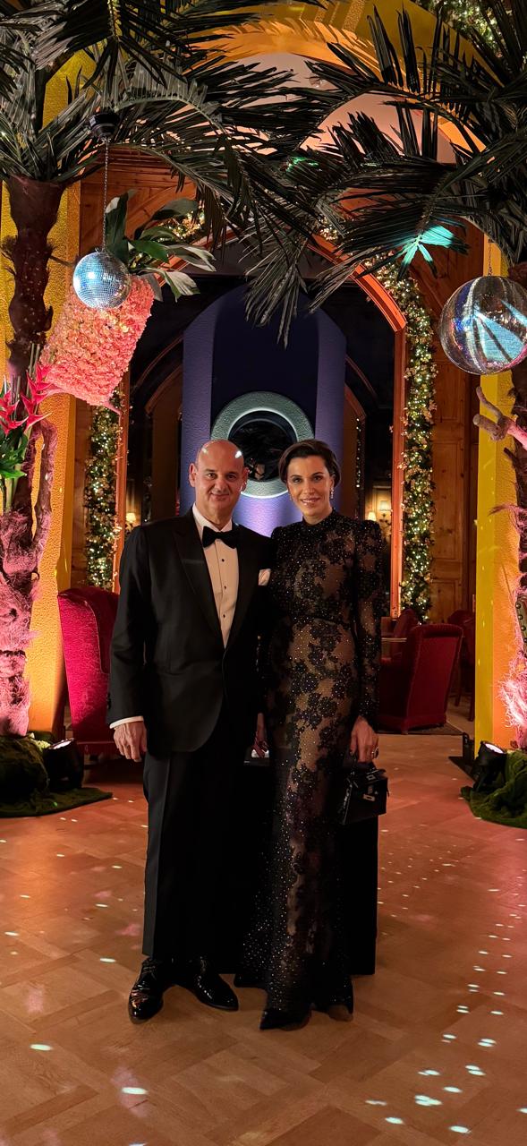 Στο ρεβεγιόν του Badrutt’s Palace στο Saint Moritz ο Ελληνας τραπεζίτης από Μονακό Γιώργος Βρέντζος με την σύντροφό του Ρόνυ Καρρά