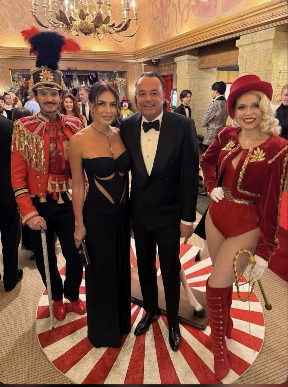 O Γάλλος bijoutier Gilles Mansard με τη σύζυγό του Ella Krasner που φοράει δημιουργία Celia Kritharioti στο πρωτοχρονιάτικο ρεβεγιόν του Palace στο Gstaad