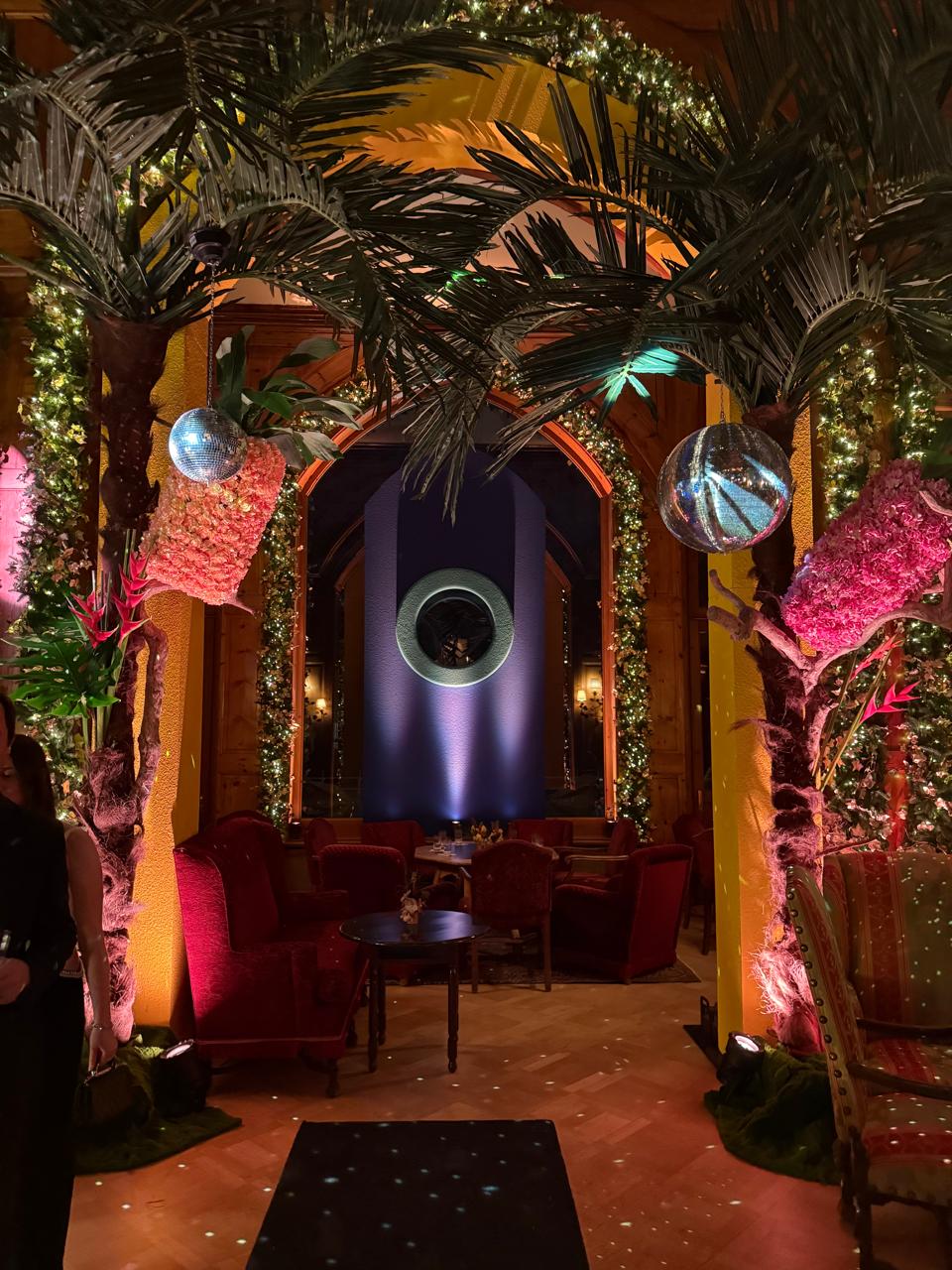 Eντυπωσιακό το τροπικό ντεκόρ