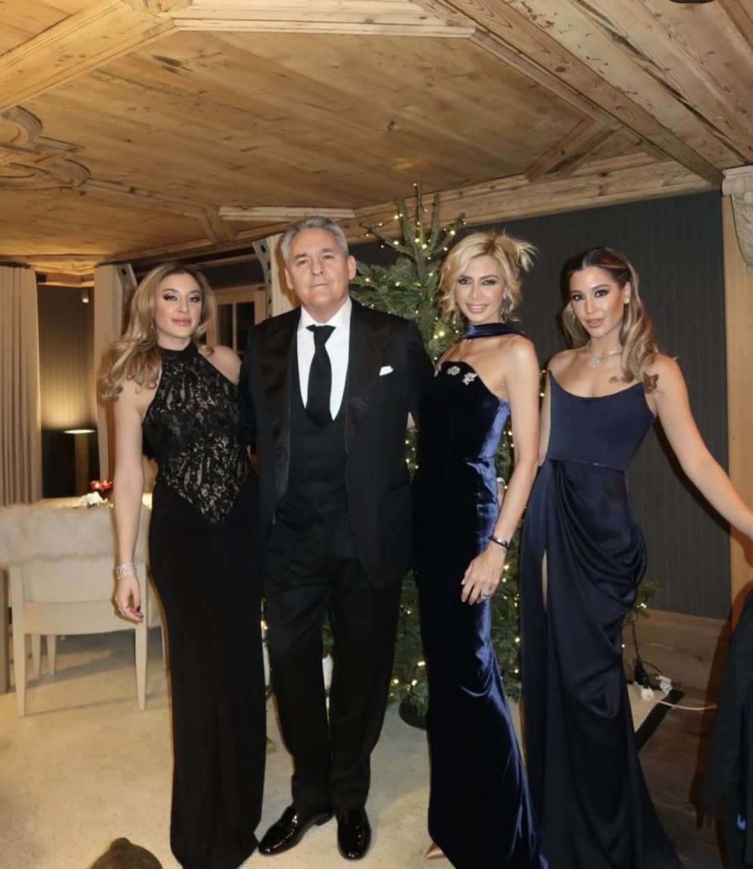 Μπάμπος Οικονομίδης, Αντζελα Βαγιωνή Οικονομίδου με τις κόρες τους Ελισάβετ και Σαλώμη