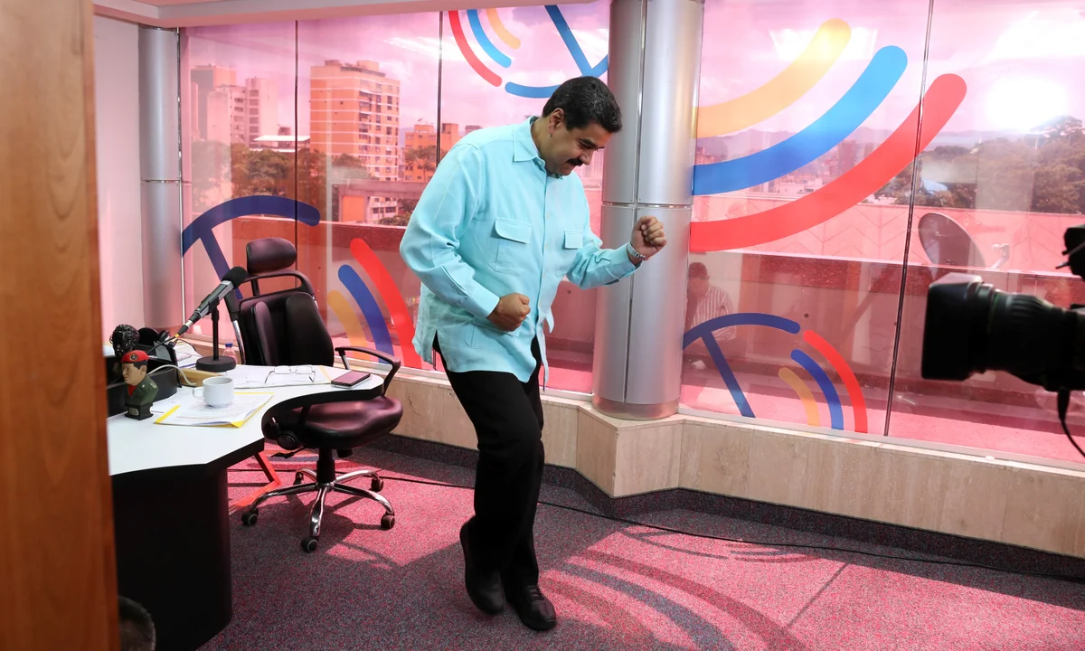 Ο Μαδούρο χορεύοντας σάλσα