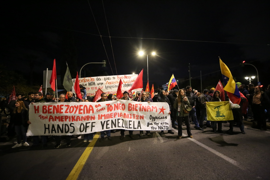 Μέλη οργανώσεων και σωματείων φωνάζουν συνθήματα σε συγκέντρωση διαμαρτυρίας στο Πάρκο Ελευθερίας και πορεία προς την πρεσβεία των ΗΠΑ για την επέμβαση των ΗΠΑ στη Βενεζουέλα, Σάββατο 3 Ιανουαρίου 2026. ΑΠΕ-ΜΠΕ/ΑΠΕ-ΜΠΕ/ΑΛΕΞΑΝΔΡΟΣ ΒΛΑΧΟΣ