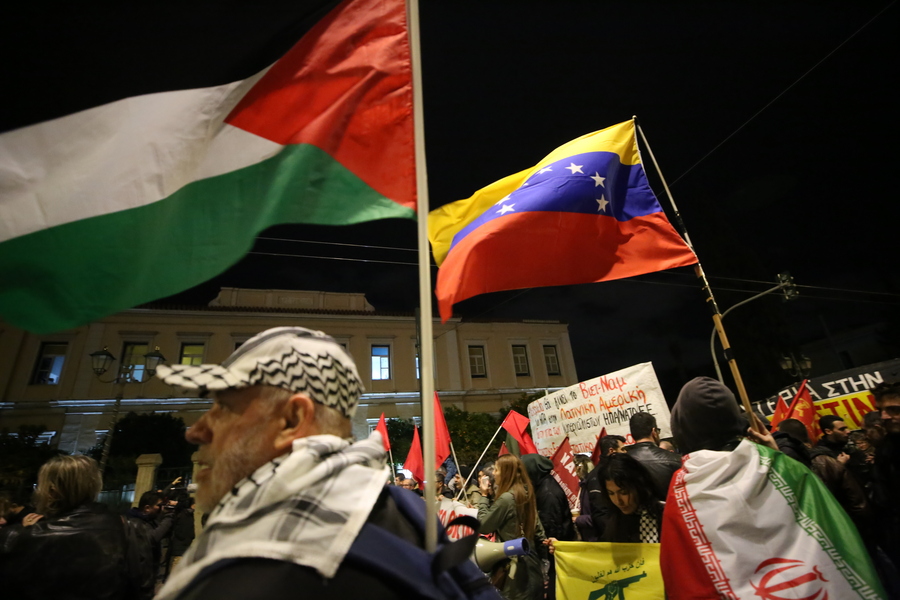 Μέλη οργανώσεων και σωματείων φωνάζουν συνθήματα σε συγκέντρωση διαμαρτυρίας στο Πάρκο Ελευθερίας και πορεία προς την πρεσβεία των ΗΠΑ για την επέμβαση των ΗΠΑ στη Βενεζουέλα, Σάββατο 3 Ιανουαρίου 2026. ΑΠΕ-ΜΠΕ/ΑΠΕ-ΜΠΕ/ΑΛΕΞΑΝΔΡΟΣ ΒΛΑΧΟΣ
