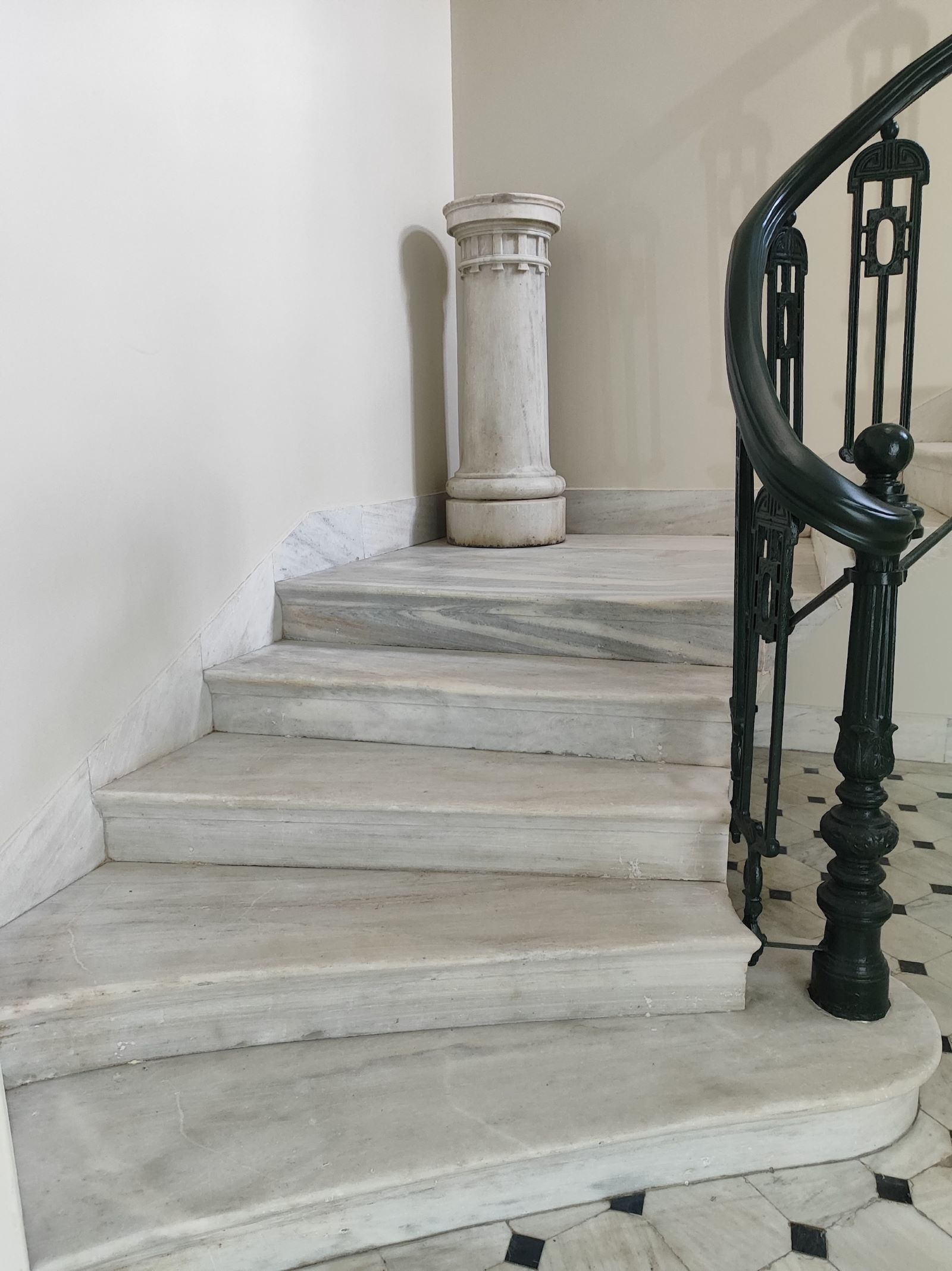 Η εσωτερική σκάλα του κτηρίου